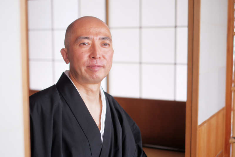 お坊さん便で浄土真宗の僧侶に法要してもらう！