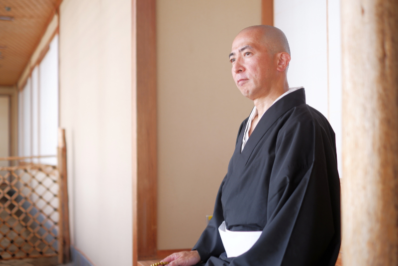 お坊さん便で浄土真宗の僧侶に法要してもらう！